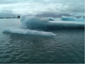 Vor Island treibt Eis